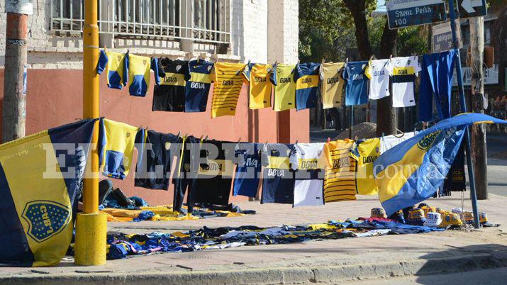 Vendedores ambulantes tintildeen el centro de azul y oro
