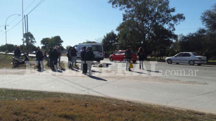 Motociclista perdioacute la vida tras chocar con un auto en la autopista