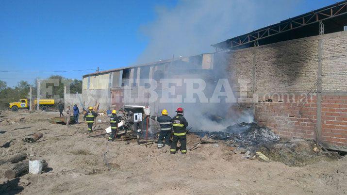 Gran incendio en una maderera deja importantes daños materiales