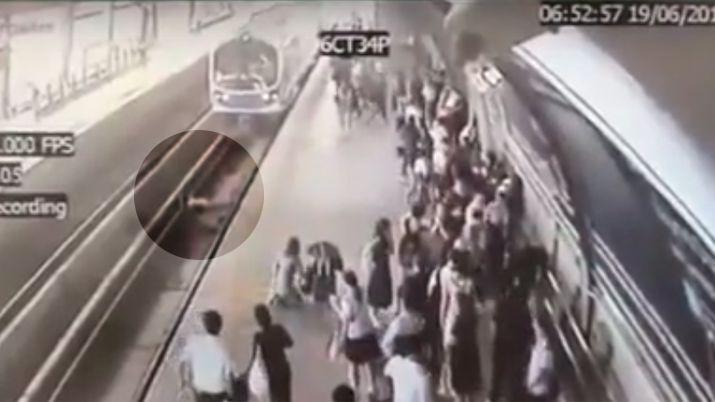 VIDEO  Embarazada de 6 meses murioacute tras ser arrollada por un tren