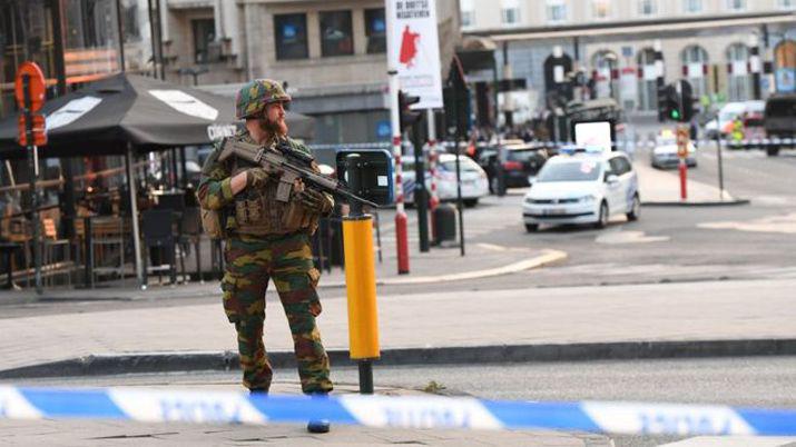 Soldados balean a un hombre en Bruselas tras explosioacuten