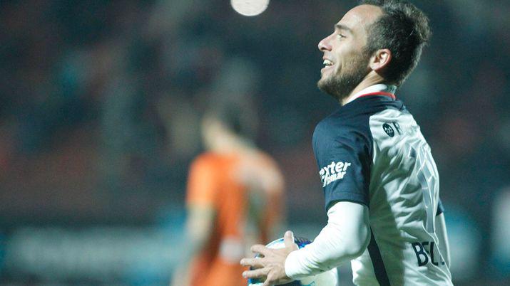 Banfield cayoacute ante San Lorenzo y se despidioacute del tiacutetulo