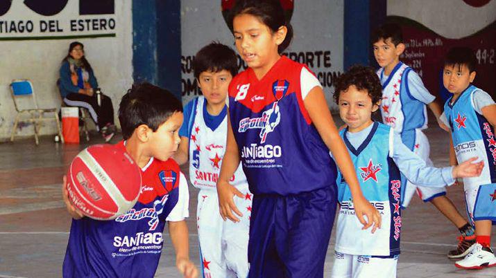 BÁSQUET Las premini de Sportivo Colón y Red Star en un pasaje del partido que deleitó a muchos por las ganas y el entusiasmo de los pequeños