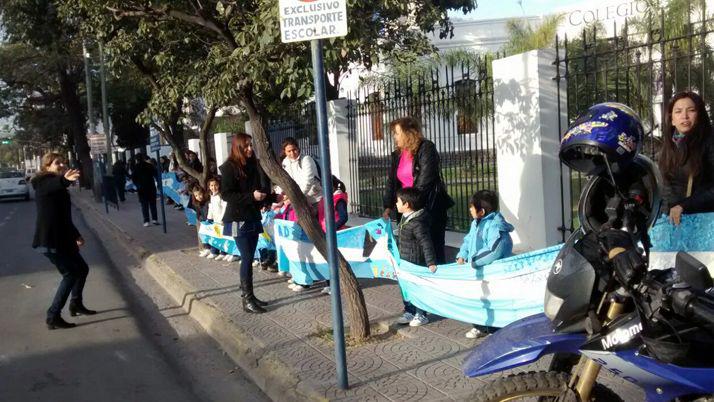 Alumnos del Jardiacuten Nintildeo Jesuacutes del Colegio La Asuncioacuten celebraron el Diacutea de la Bandera