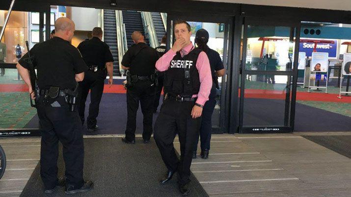 Desalojan aeropuerto en Michigan- un policía apuñalado se encuentra grave