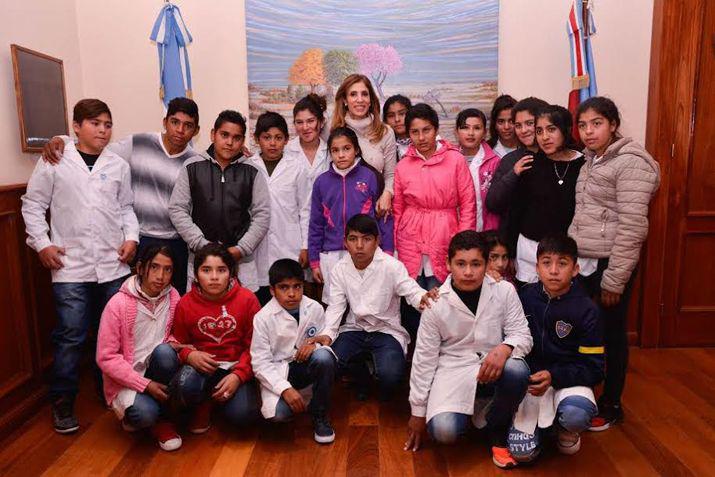 Alumnos y docentes de El Boquerón visitaron a la Gobernadora