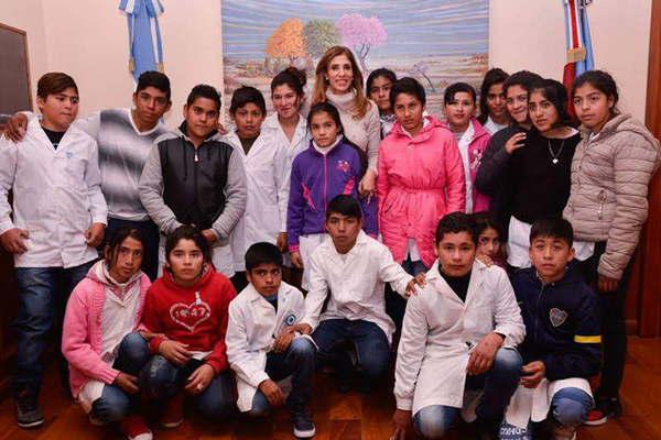 Un grupo de alumnos y docentes de El Boqueroacuten visitaron a la gobernadora Claudia de Zamora