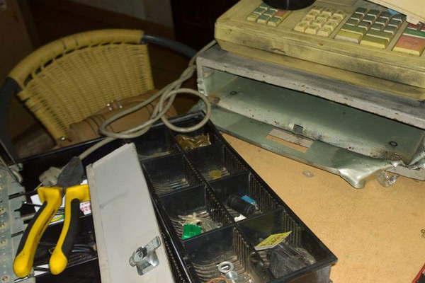 Fue maniatada y amordazada por ladrones que le robaron 250 mil