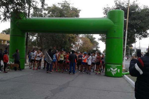 Maacutes de 300 atletas participaron del maratoacuten Diacutea de la Bandera