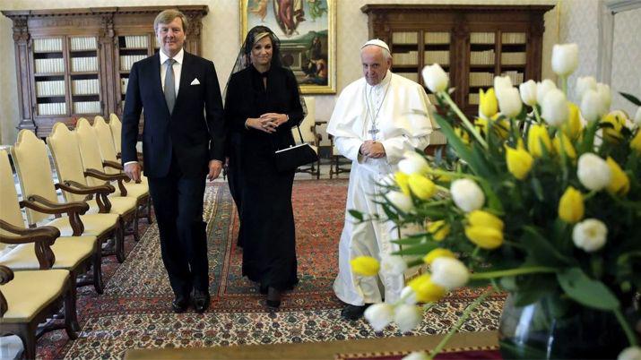 Francisco recibioacute a Maacutexima y a su esposo Guillermo