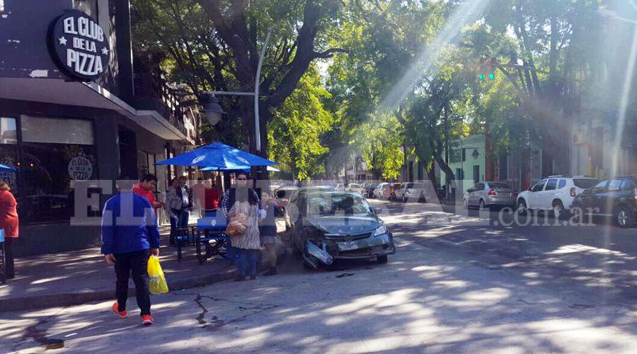 Violento choque entre dos automoacuteviles en esquina ceacutentrica