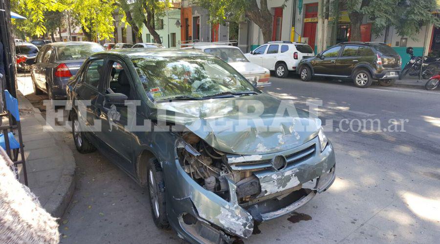 Violento choque entre dos automoacuteviles en esquina ceacutentrica