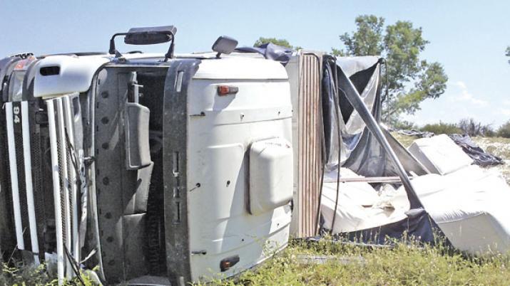 Camioacuten cargado de algodoacuten volcoacute cerca de Santa Mariacutea