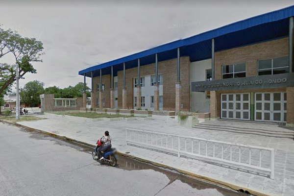 Un alumno golpeoacute a dos compantildeeros y a una docente