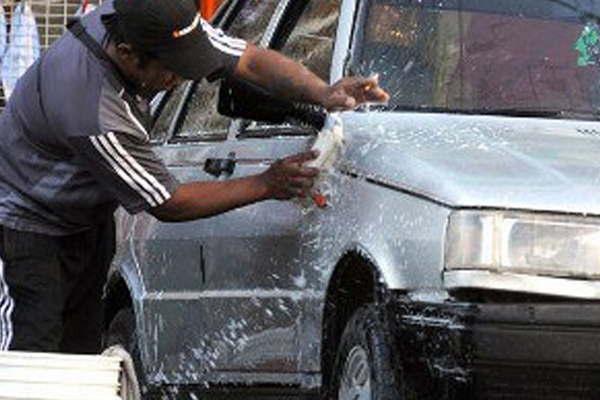 Multaraacuten a conductores que hagan lavar autos en la calle