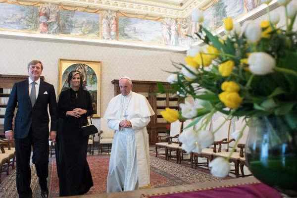 El papa Francisco recibioacute a Maacutexima  y a su esposo en una visita oficial