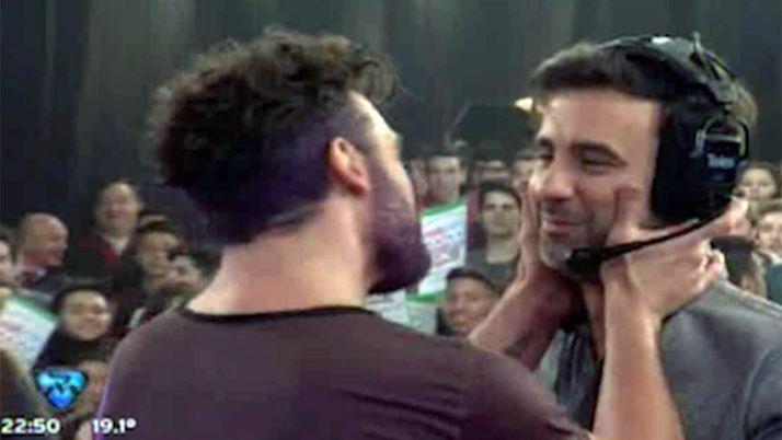 Video- Hernaacuten Piquiacuten brilloacute en la pista y le dio un pico a Federico Hoppe