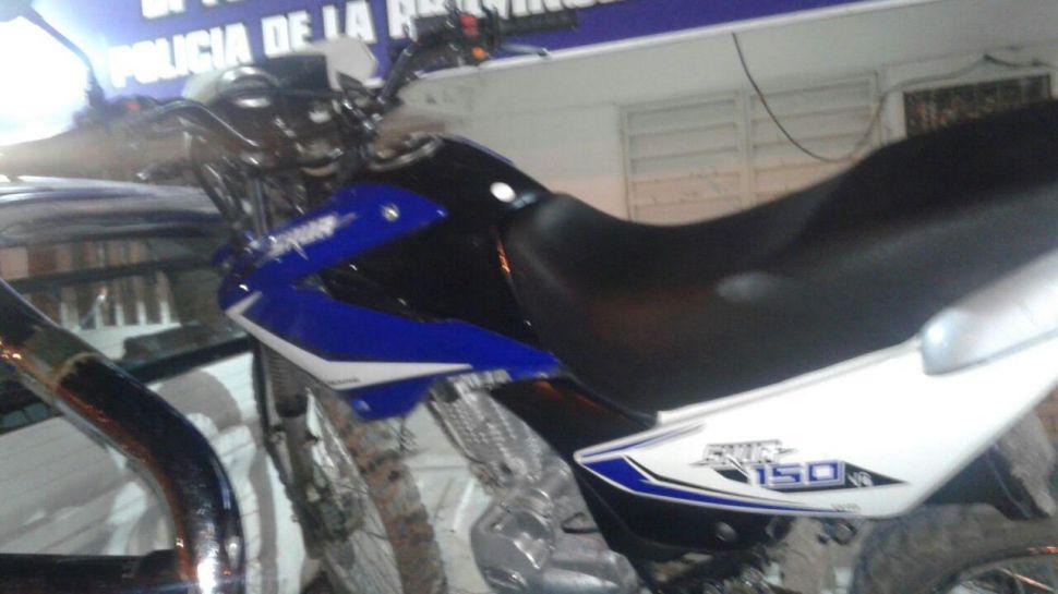 Detienen a dos motochorros y recuperan un celular