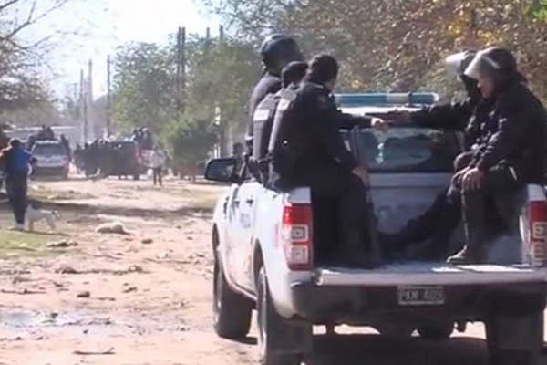 Oficial herido estaacute en coma y la policiacutea allanoacute varios barrios