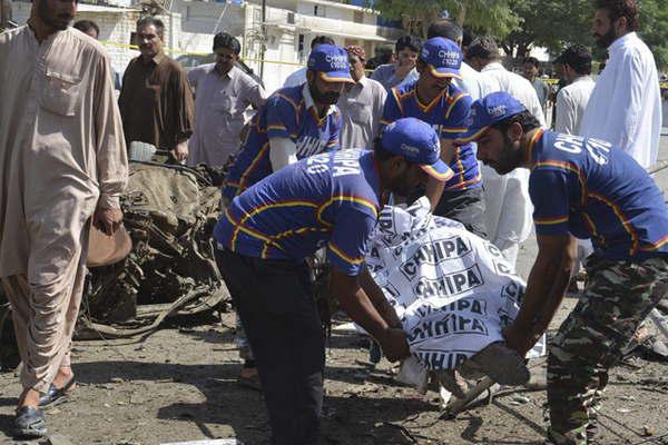 Decenas de muertos enlutan el final del Ramadaacuten en Pakistaacuten 