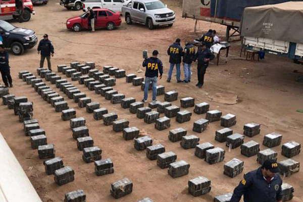 Secuestraron 3100 kilos de marihuana 300000 doacutelares y 500000 pesos