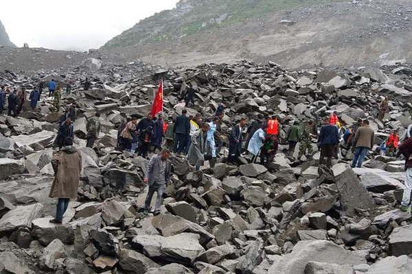 Deslizamiento sepultoacute una aldea y 120 personas estaacuten desaparecidas
