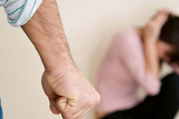 Le desfiguró el rostro a su mujer y huyó cuando la auxiliaban