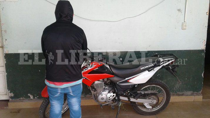 Robaron una motocicleta y terminaron detenidos