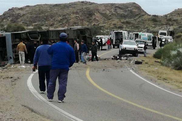 Volcoacute un micro que trasladaba un grupo de danzas y hay al menos 15 muertos entre menores y adultos