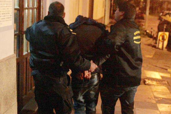 Lo demoran por provocar desorden y teniacutea en su poder cocaiacutena y marihuana