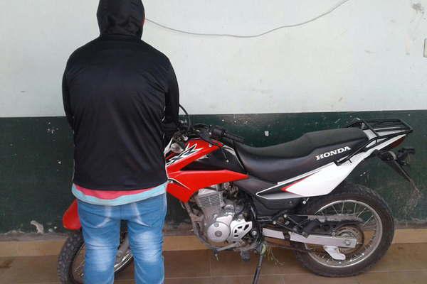 Detienen a dos sujetos que robaron una motociclet