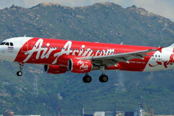 Un avioacuten de pasajeros de AirAsia debioacute  aterrizar de emergencia en Australia 