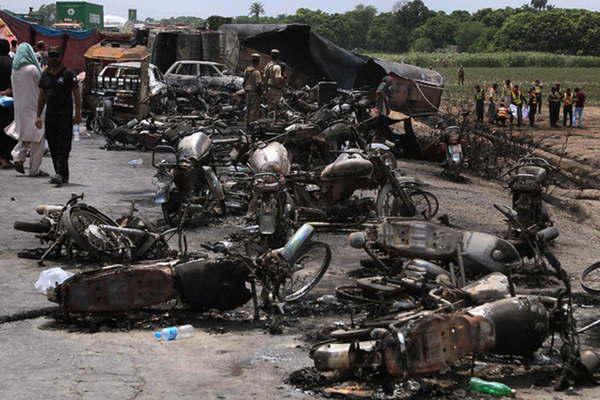 Pakistaacuten- explotoacute un camioacuten cisterna y dejoacute 146 muertos 