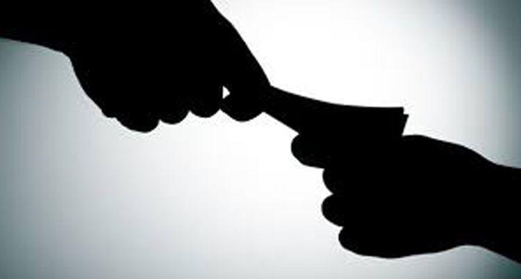 Un hombre le ofrecioacute dinero a la nintildeera de su hija para que se la entregue