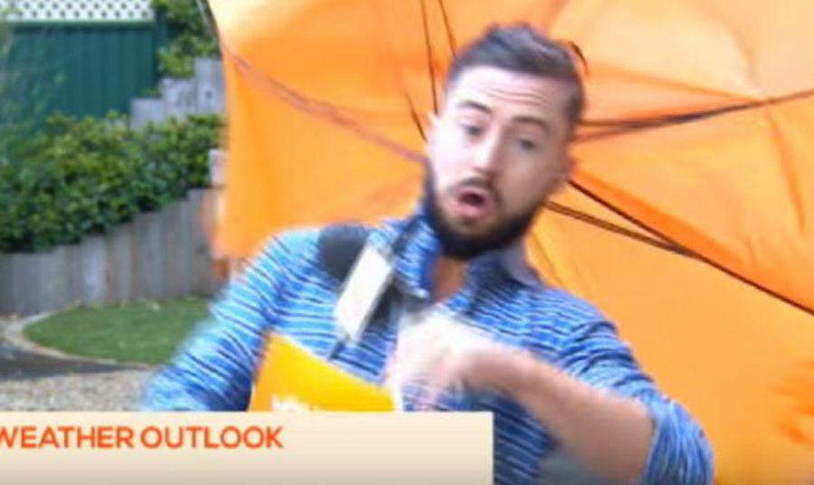 Informaba el clima y una raacutefaga de viento se lo llevoacute