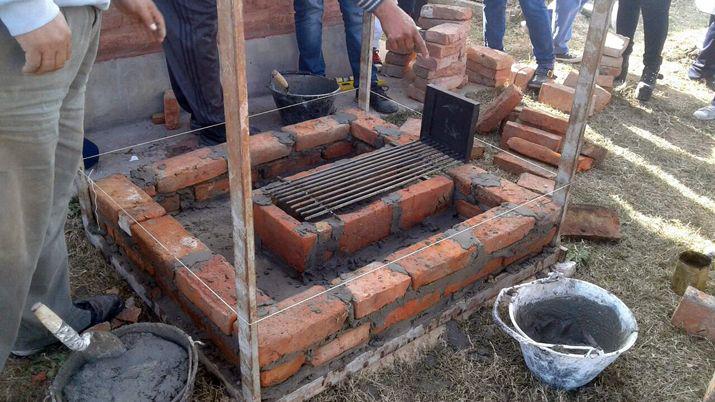 Capacitan a agricultores familiares en construccioacuten de hornos