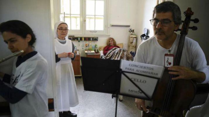 ONG que toca muacutesica en hospitales estaraacute en Santiago y La Banda