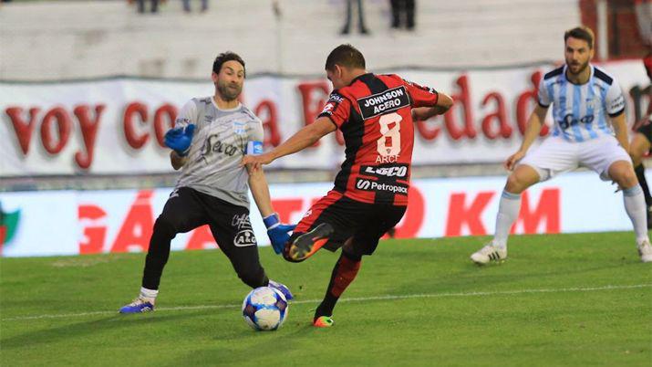 Patronato le amargoacute la fiesta a Atleacutetico de Tucumaacuten