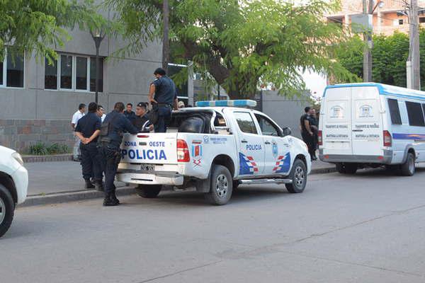 Realizan allanamientos y detienen a  un sujeto que abusoacute de su sobrina de 13 