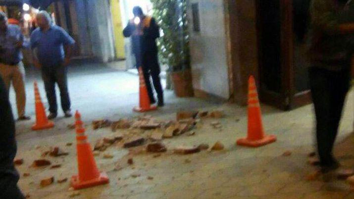 Fue a dar el peacutesame y le cayoacute parte del techo encima