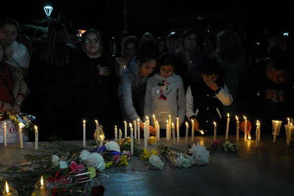 Vecinos y conocidos de las viacutectimas marcharon en medio del dolor para pedir justicia