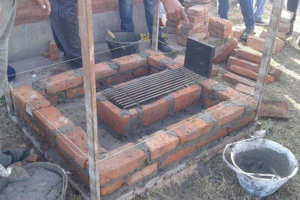 Capacitan a agricultores familiares en construccioacuten de hornos en Los Juriacutees