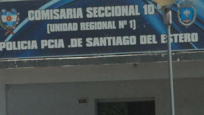 Dos mujeres atacaron y rompieron la moto de un hombre por celos