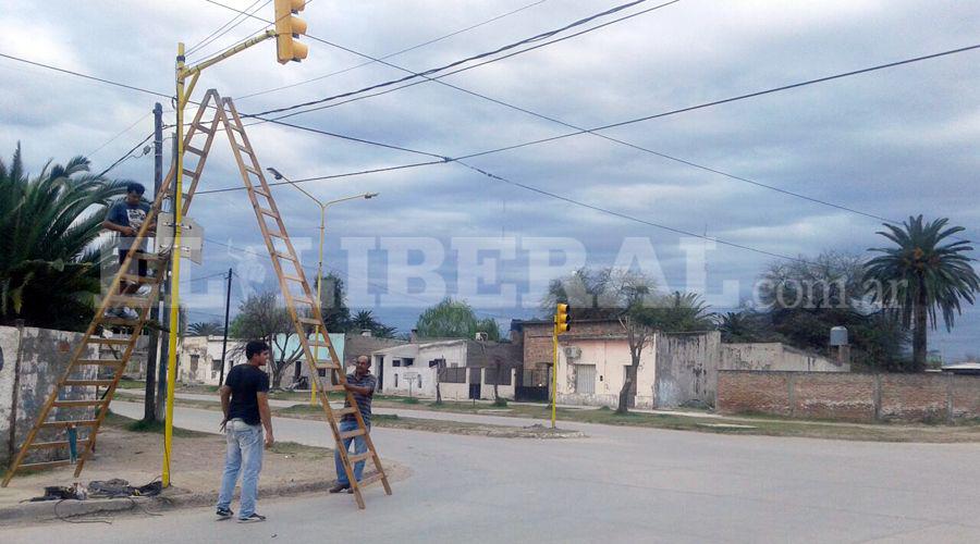 Colocan nuevos semaacuteforos en Antildeatuya