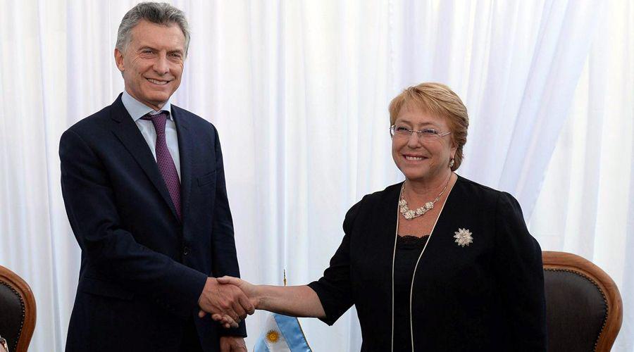 Mauricio Macri se reuacutene con Michelle Bachelet en Chile