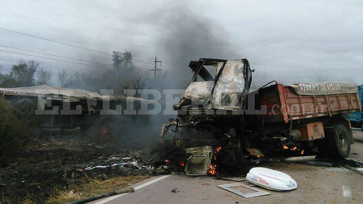 Dos camioneros heridos tras choque frontal e incendio