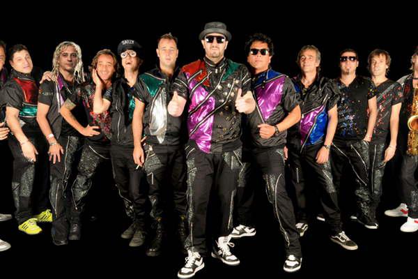 Los Auteacutenticos Decadentes cerraraacuten los festejos por los 464 antildeos de Santiago