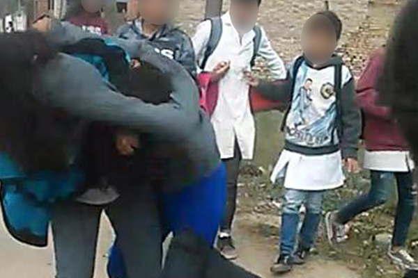 VIDEO  Salvaje enfrentamiento entre dos estudiantes bandentildeas