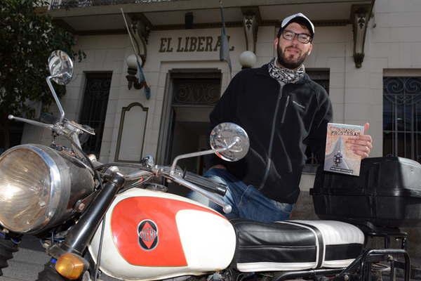 Un joven recorre todo el paiacutes en una moto claacutesica