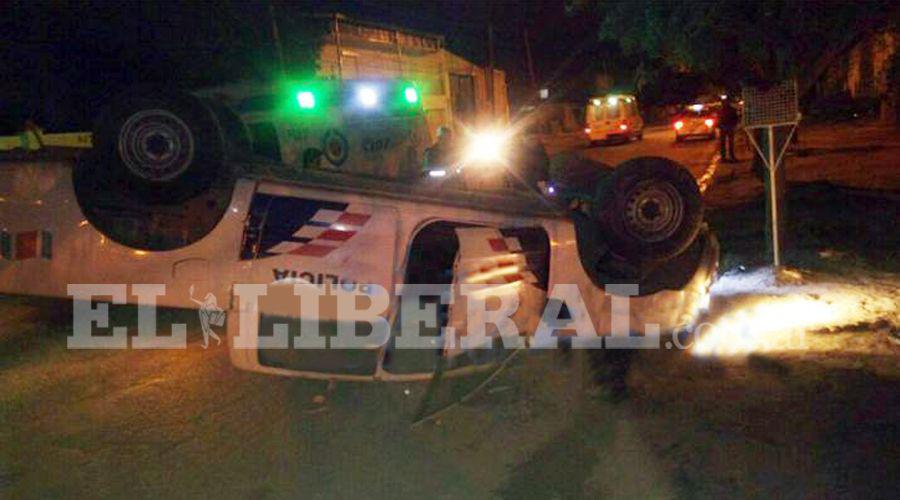 Violento vuelco de un moacutevil policial en calle Libertad